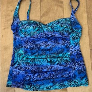 Very good condition. La Blanca tankini top. Sz 10